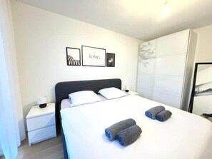 1 slaapkamer, een strijkplank/strijkijzer, gratis wifi, beddengoed