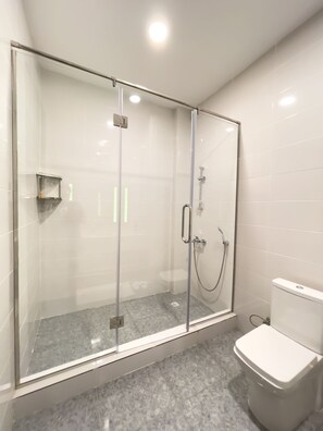 Dusj, hårføner, håndklær og såpe