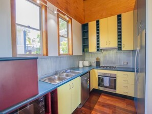 Refrigerador, microondas, horno, placa de cocina