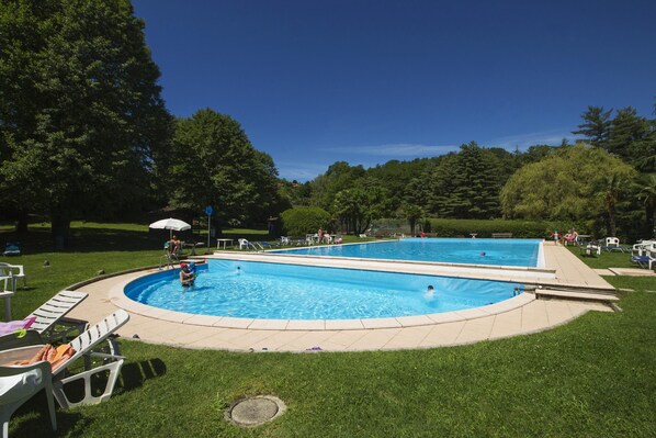 Una piscina al aire libre de temporada