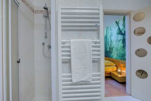 Casa estándar, 1 habitación (France Apartment) | Baño | Ducha y bañera combinadas, secador de pelo, toallas y jabón