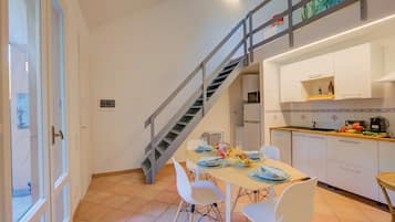 Rumah Standar, 1 kamar tidur (France Apartment) | Tempat makan