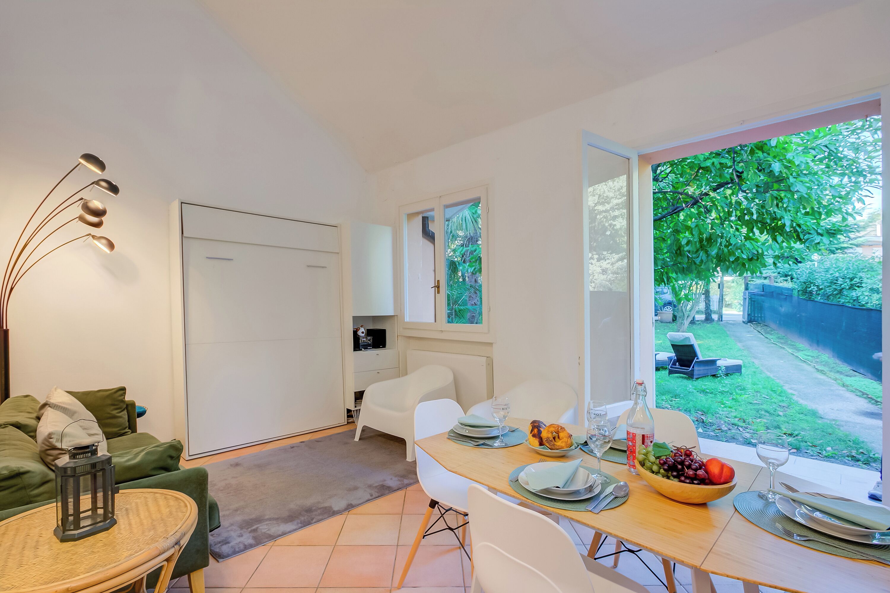 Rumah Standar, beberapa kamar (France Apartment) | Tempat makan