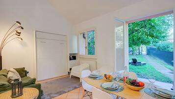 Rumah Standar, beberapa kamar (France Apartment) | Tempat makan