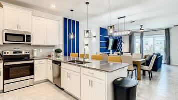 Køleskab, mikrobølgeovn, ovn, kogeplade