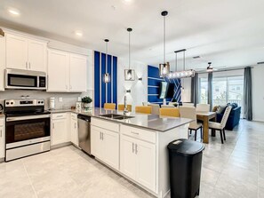 Fridge, microwave, oven, stovetop - Family Getaway/Themed Rooms, Clubhouse & Waterpark (Four Corners)