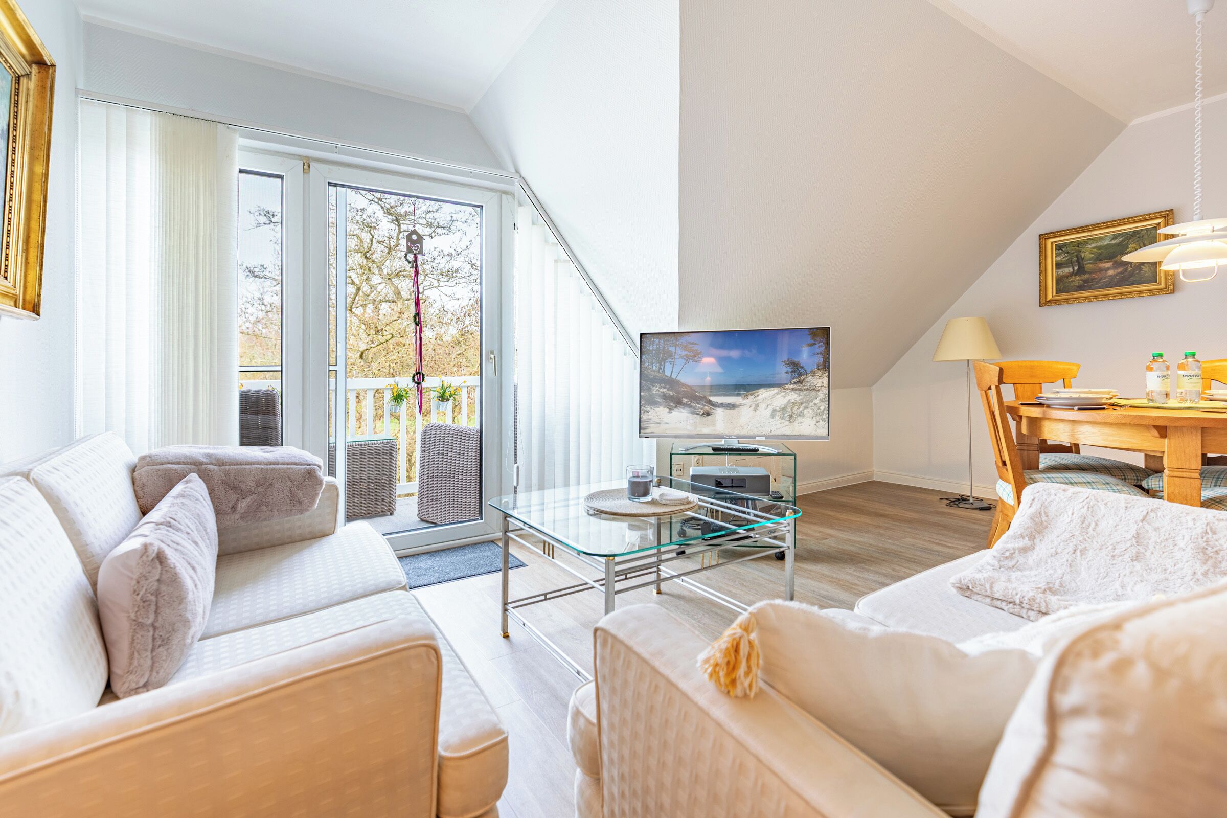 テレビ、DVD プレーヤー、ステレオ