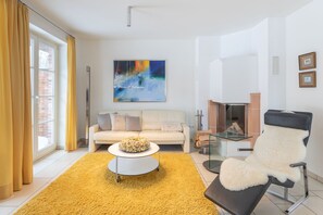 TV, peis, DVD-spiller og bøker