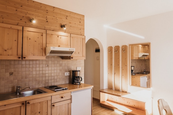 Kompor, peralatan masak/sendok-piring, dan perlengkapan kebersihan