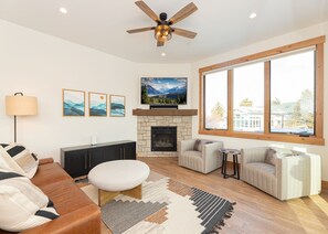 Smart-TV, peis og bøker