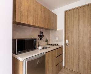 Kjøleskap, mikrobølgeovn, kokeplater og kjøkkenutstyr