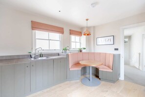 Basic Apartment | Private kitchen | Fridge, microwave, oven, stovetop - Luxurious 3BD Flat - Sloane Square, Chelsea! (London)