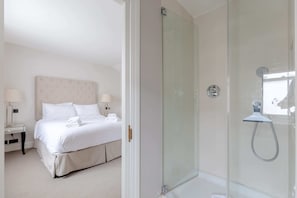 Basic Apartment | 3 bedrooms, iron/ironing board, bed sheets - Luxurious 3BD Flat - Sloane Square, Chelsea! (London)