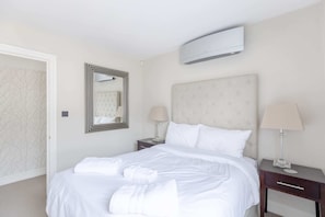 Basic Apartment | 3 bedrooms, iron/ironing board, bed sheets - Luxurious 3BD Flat - Sloane Square, Chelsea! (London)