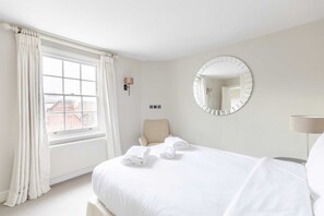 Basic Apartment | 3 bedrooms, iron/ironing board, bed sheets - Luxurious 3BD Flat - Sloane Square, Chelsea! (London)