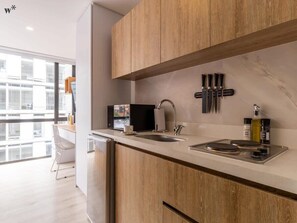 冷蔵庫、電子レンジ、コンロ、調理器具と食器