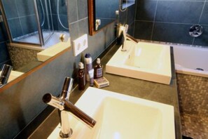 Secador de cabelo, toalhas de banho, sabonete, shampoo