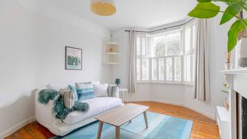 Basic Apartment | Living area