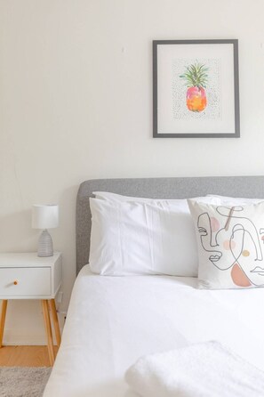 Leilighet – basic | 1 soverom, skrivebord for bærbar PC og sengetøy