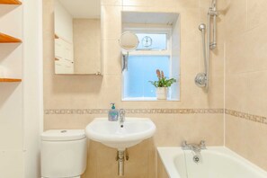 Basic-Apartment | Badezimmer | Dusche, Handtücher, Seife, Shampoo