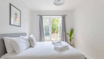 Basic-Apartment | 1 Schlafzimmer, laptopgeeigneter Arbeitsplatz, Bettwäsche