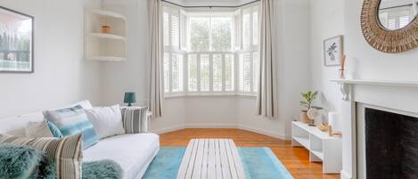 Basic Apartment | Living area