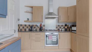 Basic-Apartment | Eigene Küche | Kühlschrank, Ofen, Herdplatte, Geschirrspüler