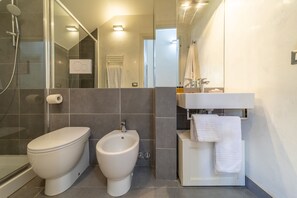 Een douche, een haardroger, een bidet, handdoeken