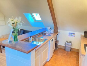 Kjøleskap, mikrobølgeovn, kokeplater og oppvaskmaskin