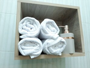 Superior-Apartment | Badezimmer | Haartrockner, Hausschuhe, Bidet, Handtücher