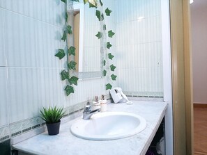 Departamento superior | Baño | Secadora de cabello, pantuflas, bidet, toallas 