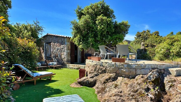 A patio area with lounge chairs and a barbecue grill, surrounded by greenery and a stone wall. - Petite Bergerie Avec Piscine Privée & Climatisation (San-Gavino-Di-Carbini)