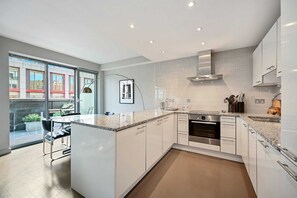 Lägenhet Basic | Eget kök | Kylskåp, mikrovågsugn, ugn och spishäll