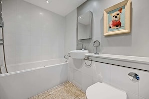 Appartement de base | Salle de bain | Serviettes fournies, savon, shampooing, papier de toilette
