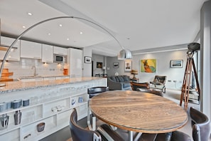 Appartement de base | Cuisine privée | Réfrigérateur, four à micro-ondes, un four, surface de cuisson