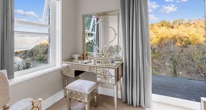 Homefield - Chic charm with unrivalled river views