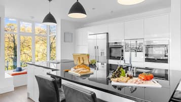 Réfrigérateur, micro-ondes, four, lave-vaisselle