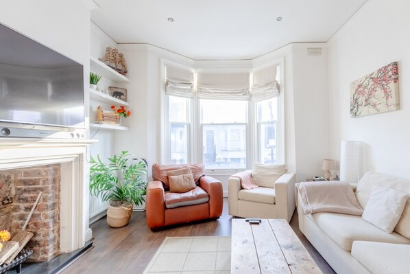 Basic Apartment | Living area | TV - Radiant and Roomy 2BD Flat - Fulham! (London)