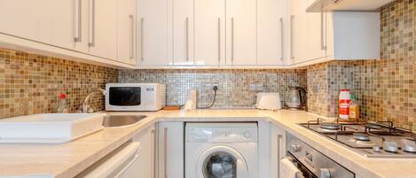 เบสิกอพาร์ทเมนท์ | ครัวส่วนตัว | ตู้เย็น, ไมโครเวฟ, เตาอบ, เตาประกอบอาหาร