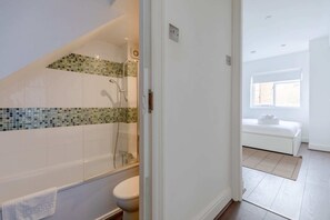 Basic Apartment | Bathroom