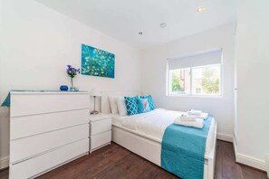 Basic Apartment | 2 bedrooms, laptop workspace, bed sheets - Radiant and Roomy 2BD Flat - Fulham! (London)