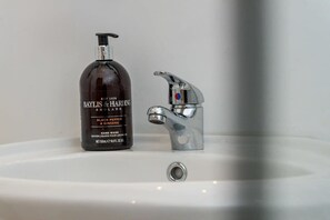 Chuveiro, secador de cabelo, toalhas de banho 