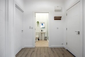 Shower, hair dryer, towels - Contemporary 2 Bed Apartment -Belfast East Village (Belfast)