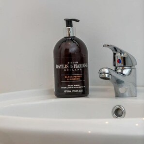 Shower, hair dryer, towels - Contemporary 2 Bed Apartment -Belfast East Village (Belfast)