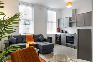 TV, offices - 1BR Apartment in Belfast East Village | City stay (Belfast)