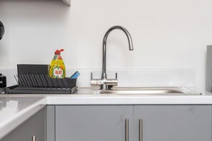 Fridge, microwave, oven, stovetop - 1BR Apartment in Belfast East Village | City stay (Belfast)