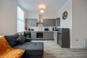 TV, offices - 1BR Apartment in Belfast East Village | City stay (Belfast)