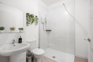 Een douche, een haardroger, handdoeken, shampoo