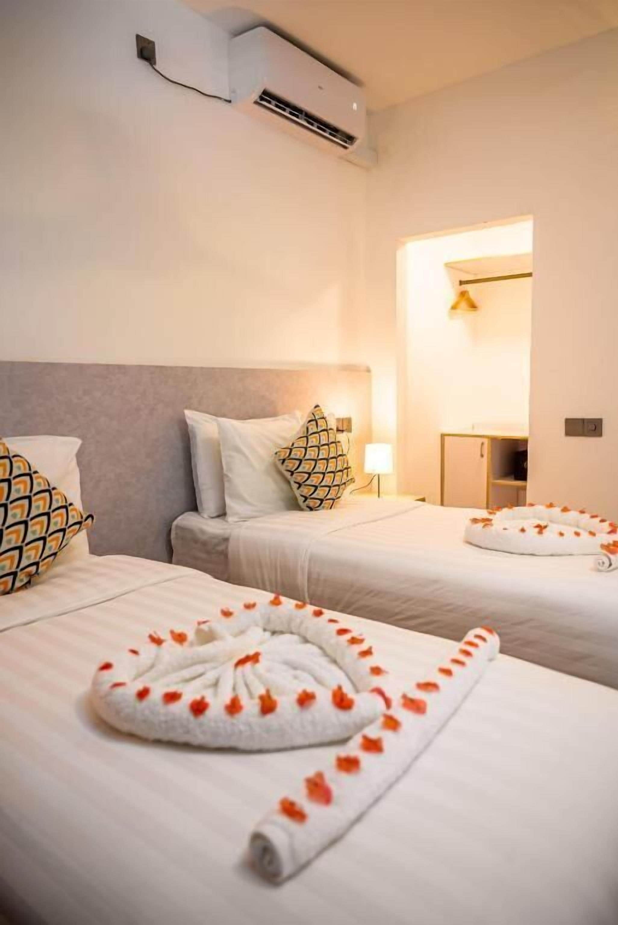 Deluxe Twin Room | In-room safe, desk, laptop workspace, soundproofing