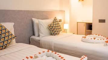 Deluxe Twin Room | In-room safe, desk, laptop workspace, soundproofing